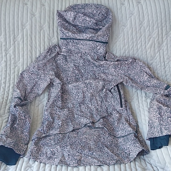 Lululemon women's light weight athletic jacket Runaway - Picture 8 of 12